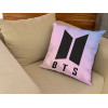 BTS | Polštář BTS logo, růžový/černý, 40x40